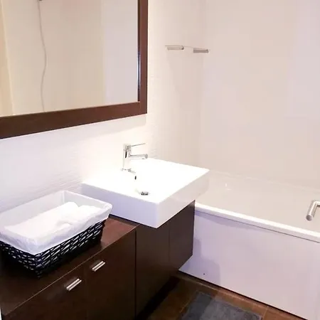 With 3 Bedrooms In With Wonderful City View And Wifi 18 Km From The Beach Apartamento *